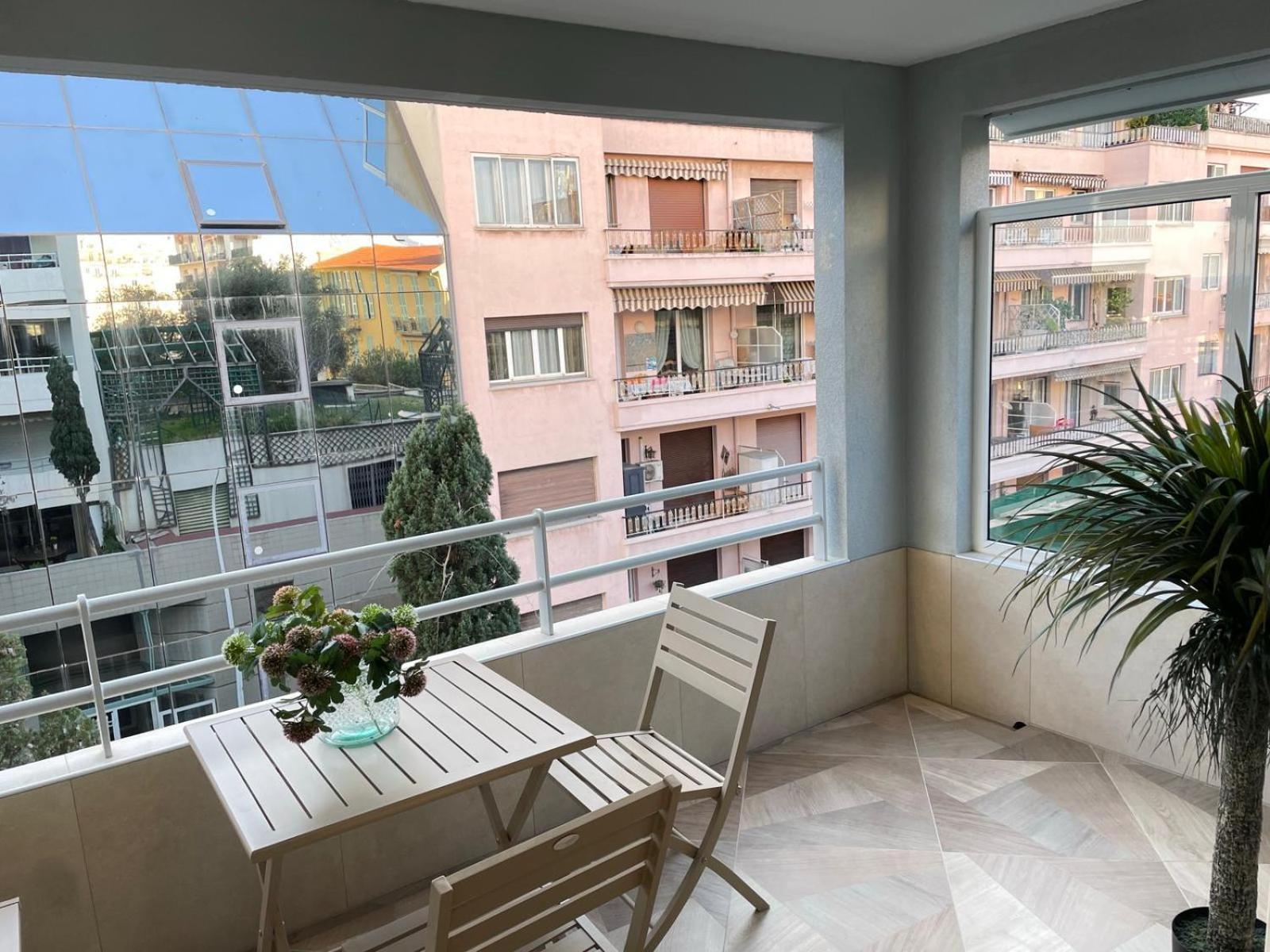 Apartment Sur La Promenade Des Avec Vue Originale A 40 M De La Nizza